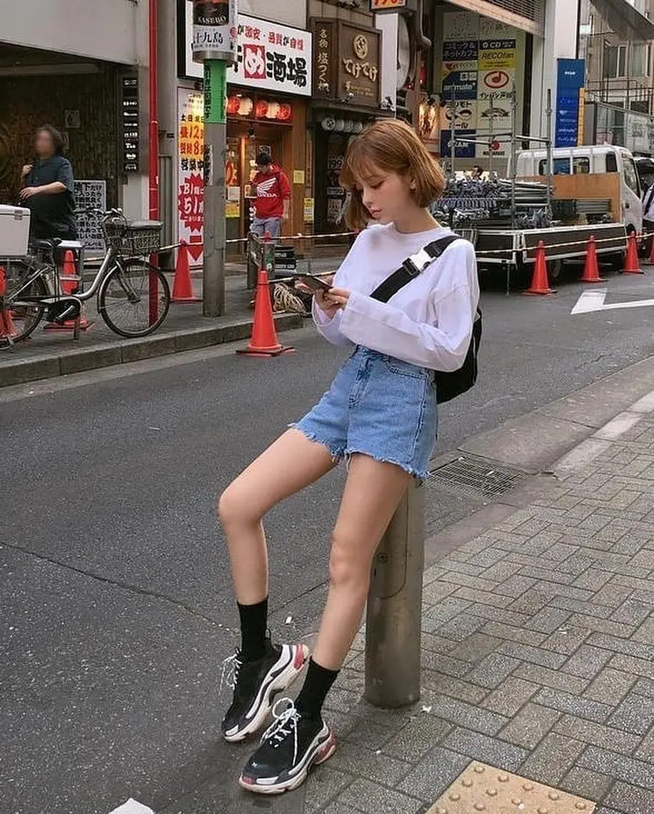 Chic street style for K-pop concerts