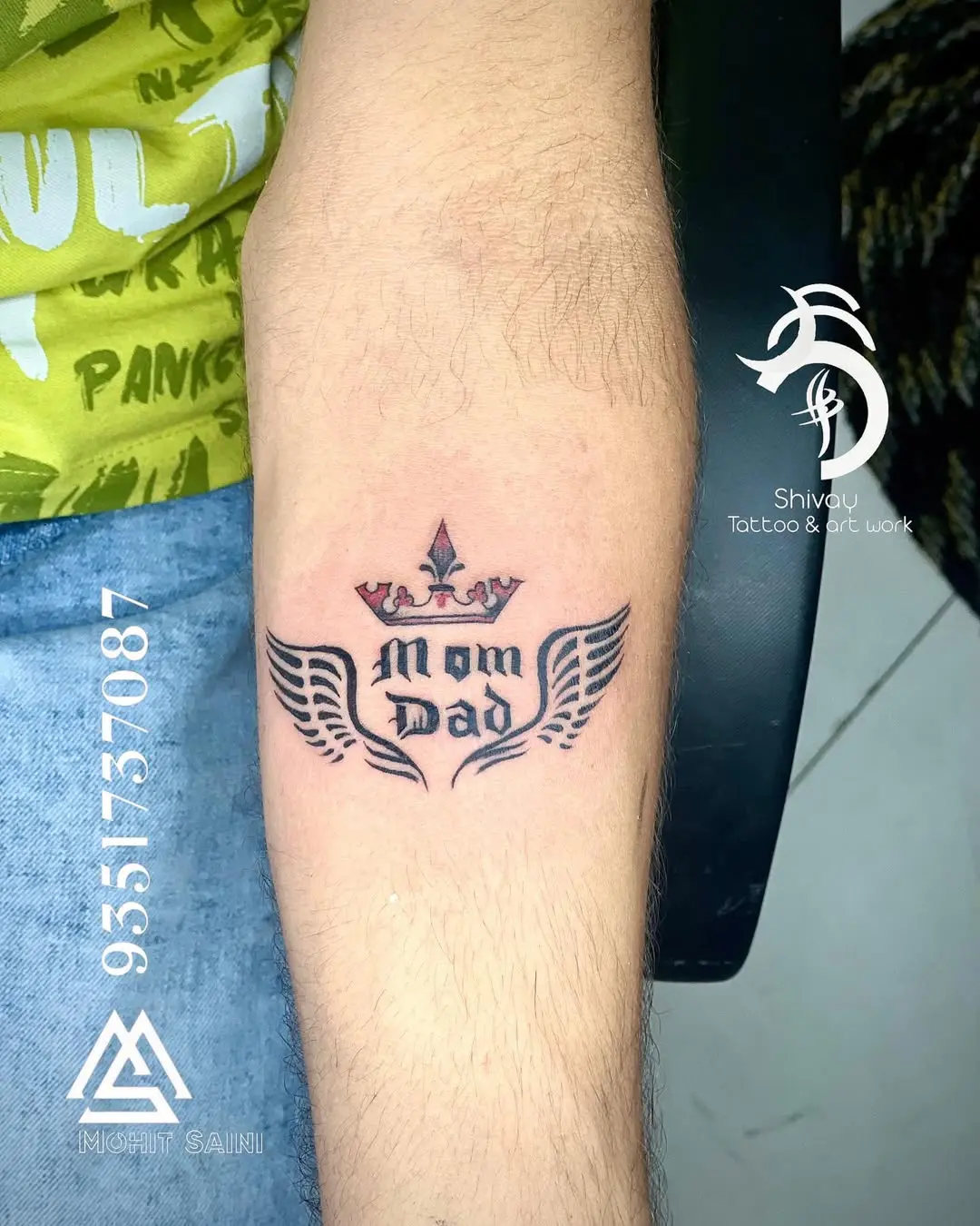 Stylish 'Mom Dad' Tattoo Design with Wings