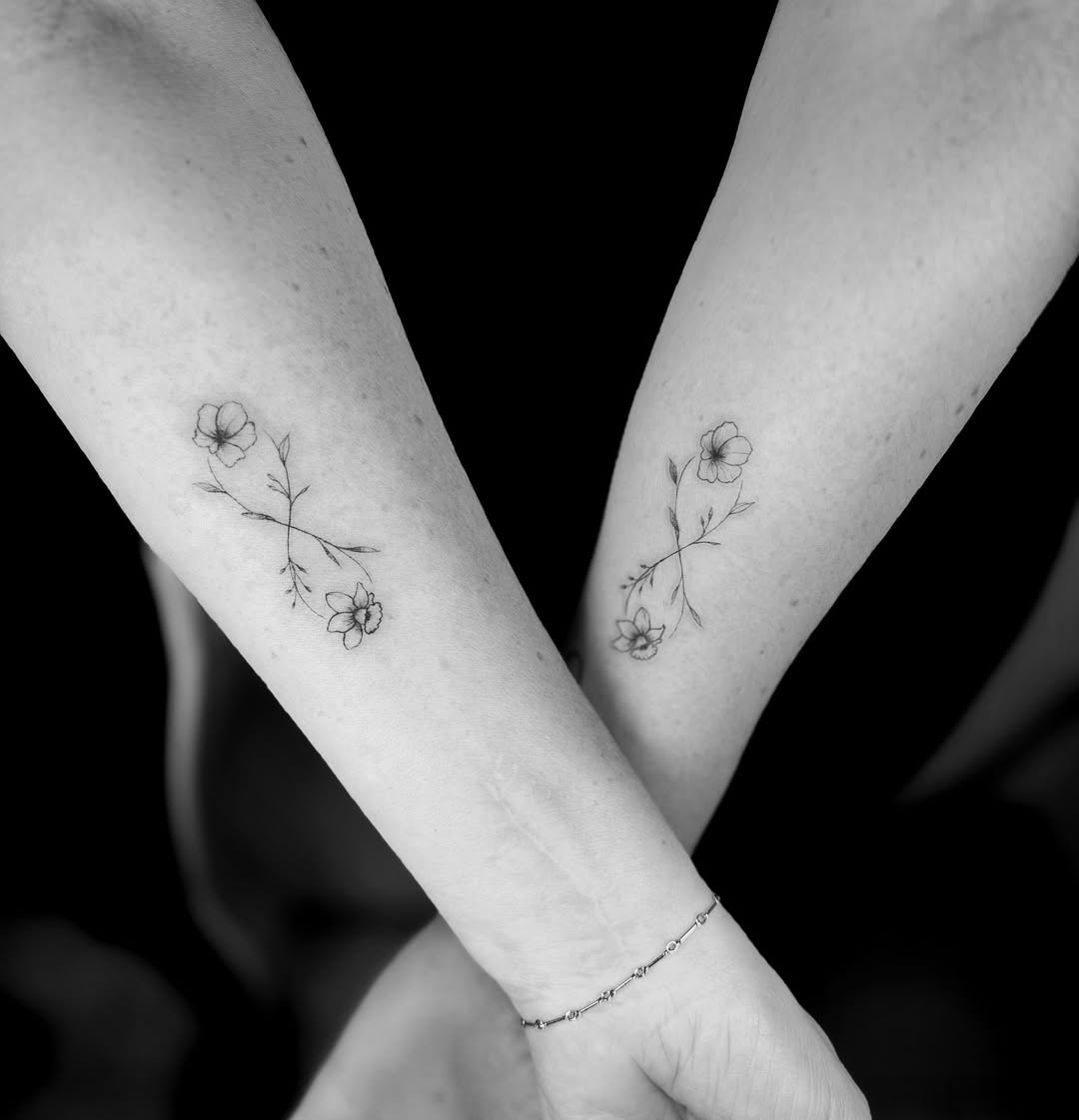 Elegant floral mother-daughter tattoo representation