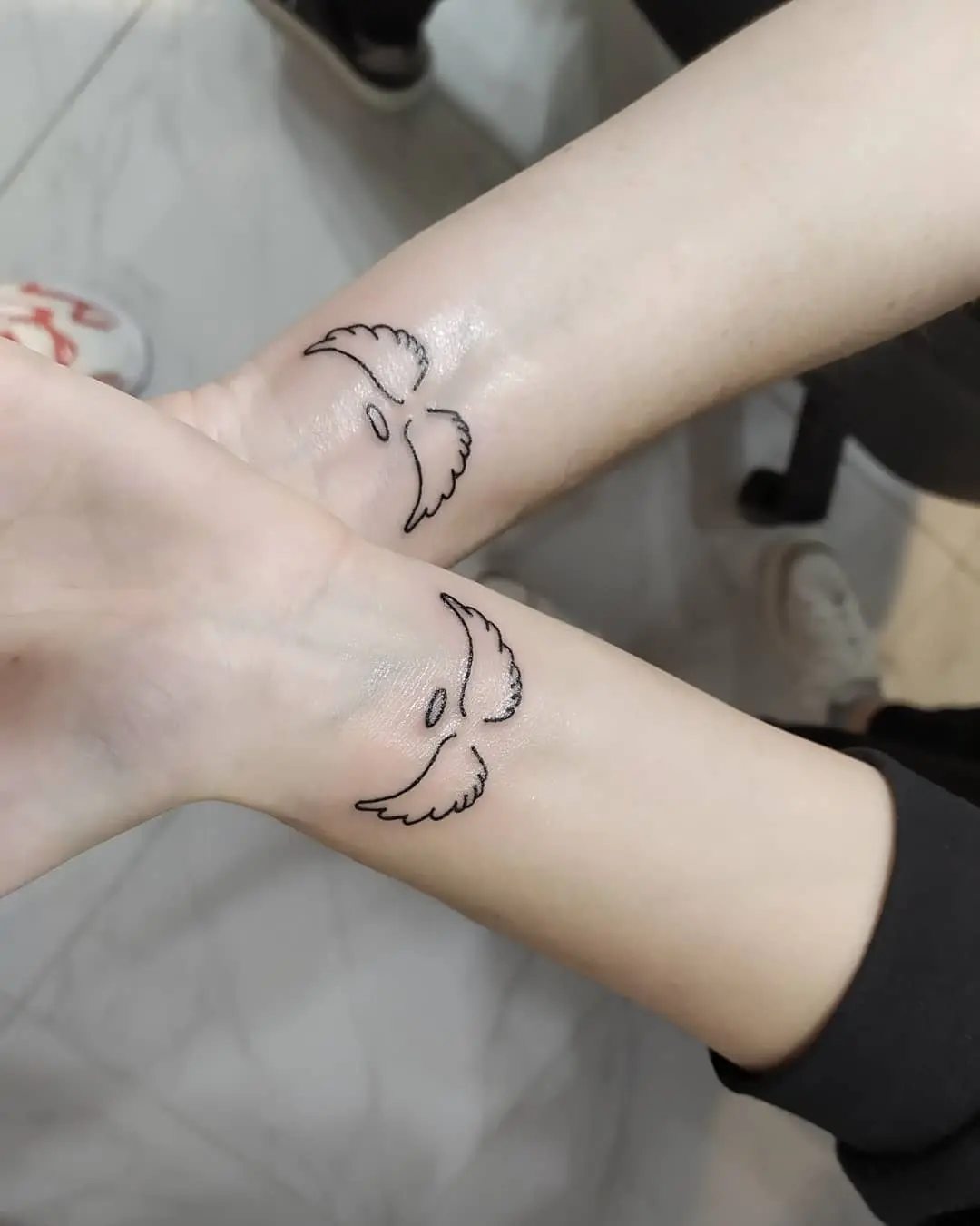 Symbolic wings for mother-daughter connection