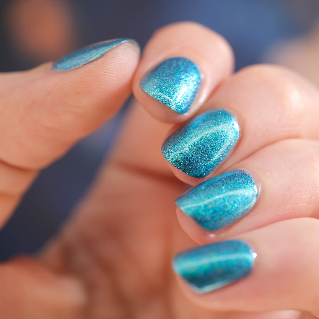 Sparkling teal nails for a chic look
