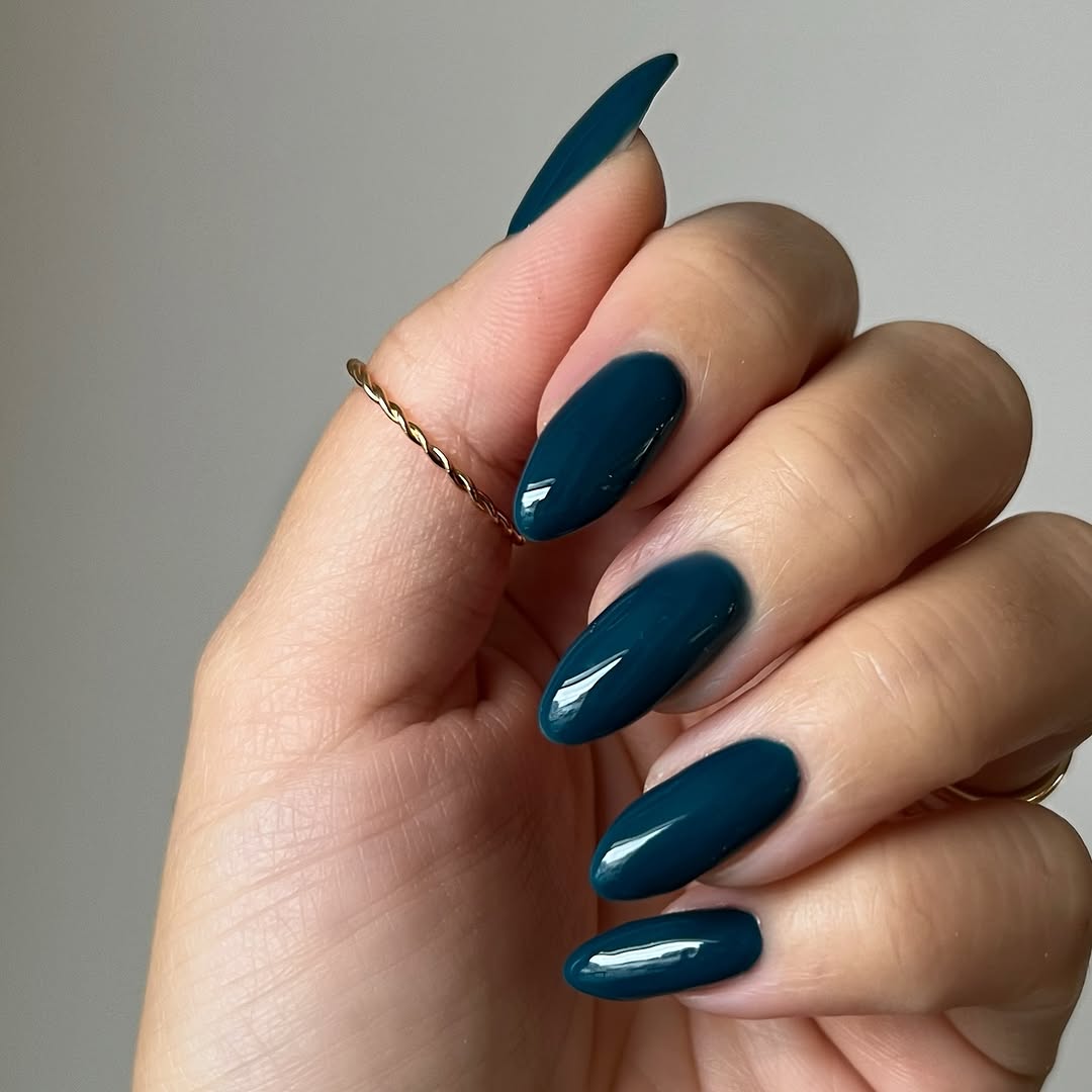 Stylish teal nails for a chic look