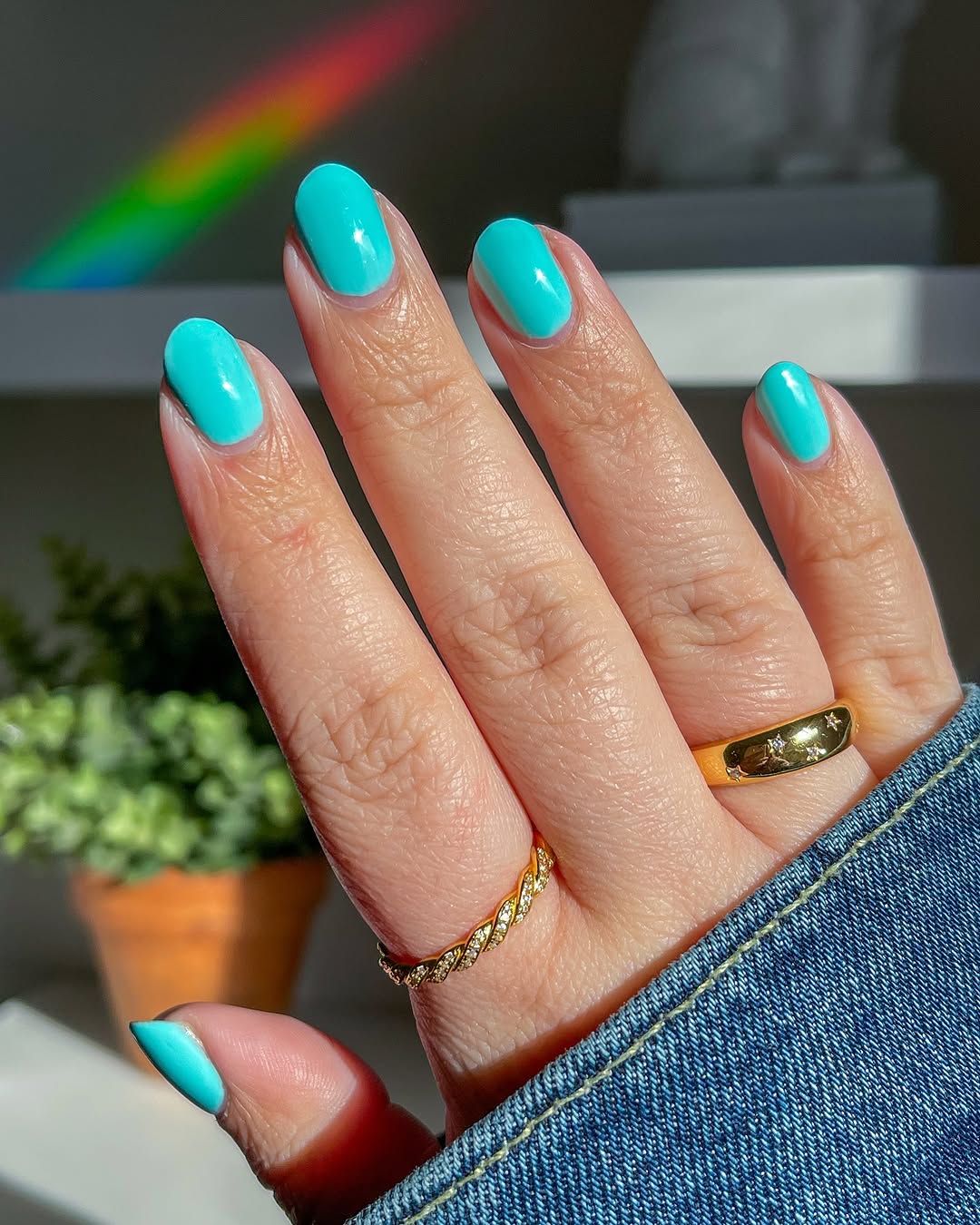 Vibrant teal nails for a fresh summer look