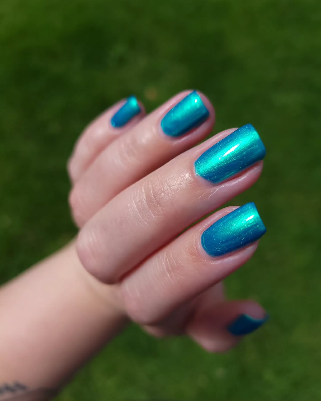 Stunning teal nails for vibrant summer vibes
