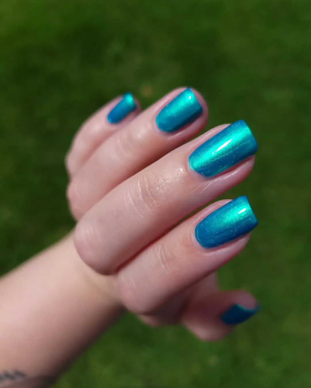 Stunning teal nails for vibrant summer vibes