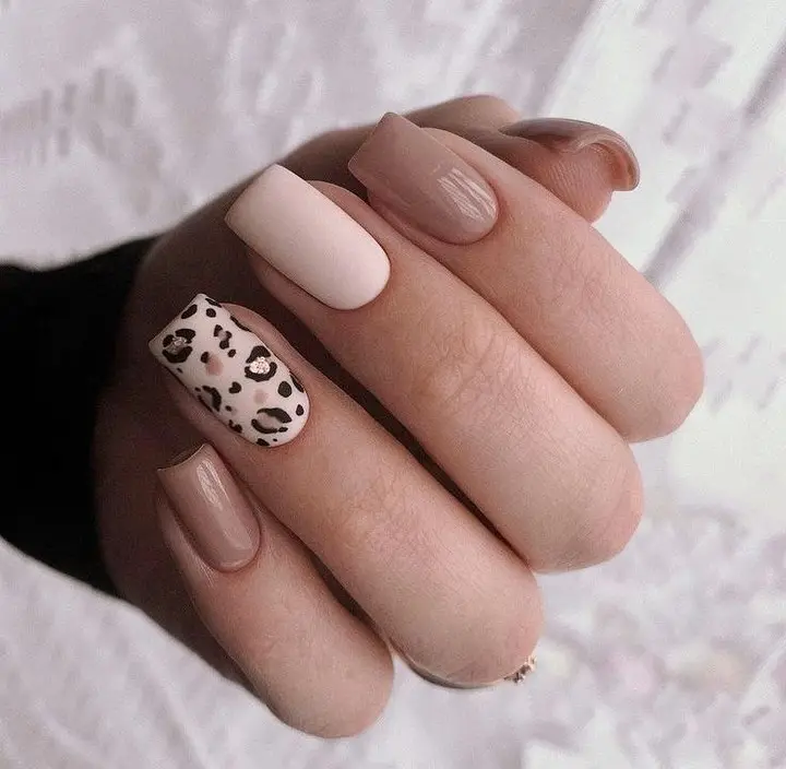 Chic leopard pattern on elegant nude nails