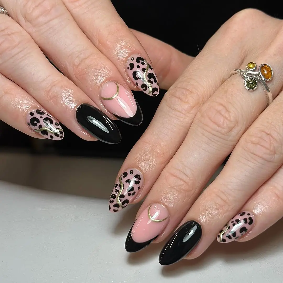 Chic leopard print nails in black and pink