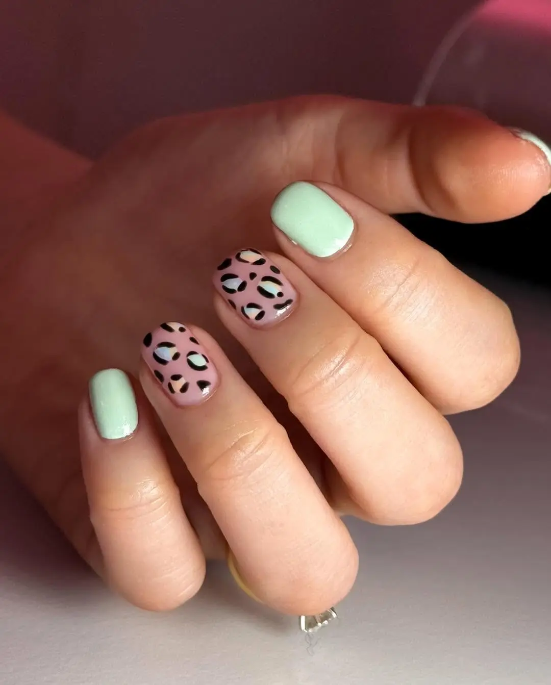 Stylish leopard nails with pastel tones