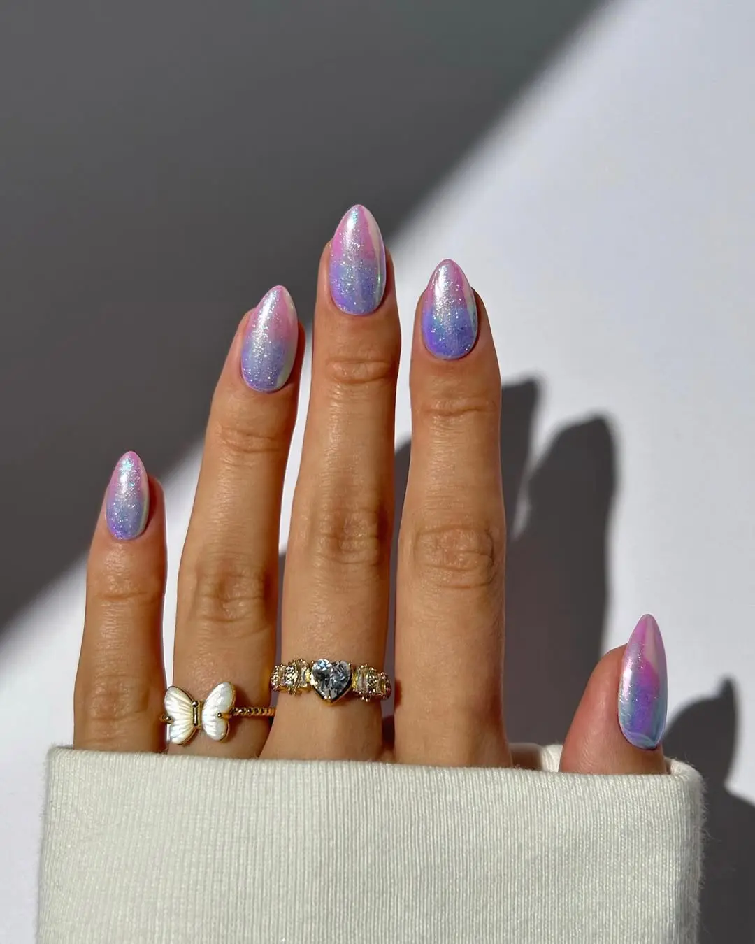 Glittery nails for a dreamy vibe