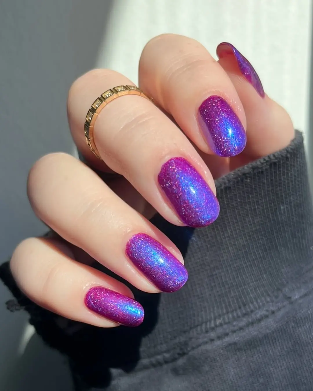Vibrant sparkly nails with mesmerizing color shifts