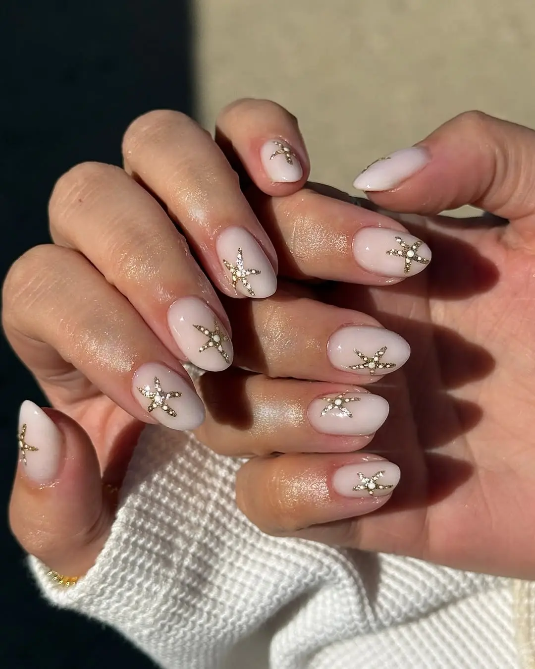Elegant summer nails adorned with star decorations