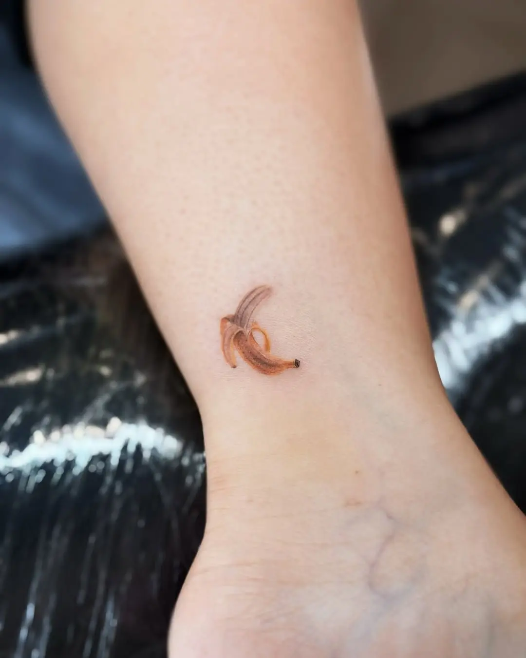 Minimalist banana tattoo for subtle expression