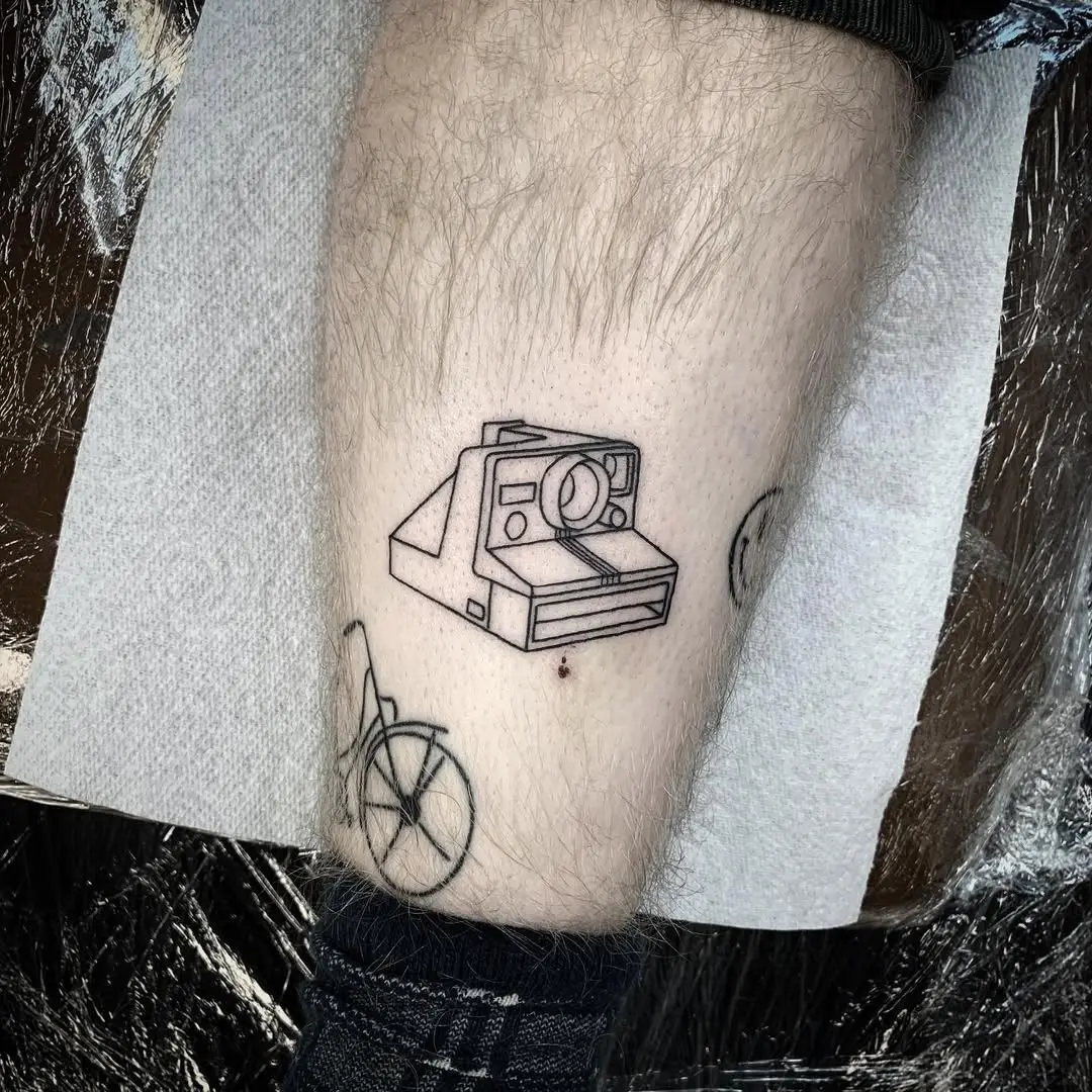 Minimalistic camera tattoo with vintage vibes