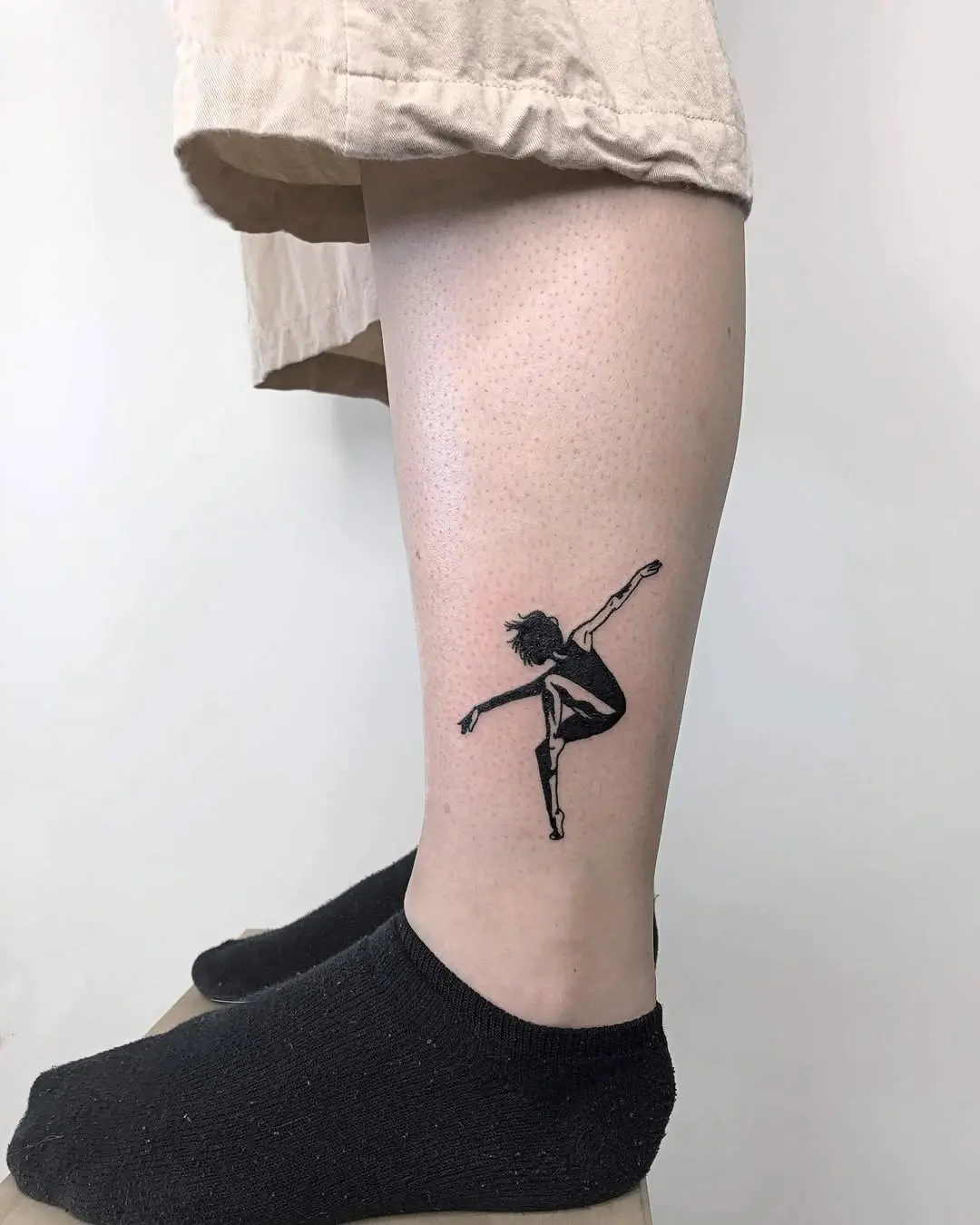 Graceful ballet dancer tattoo on the leg