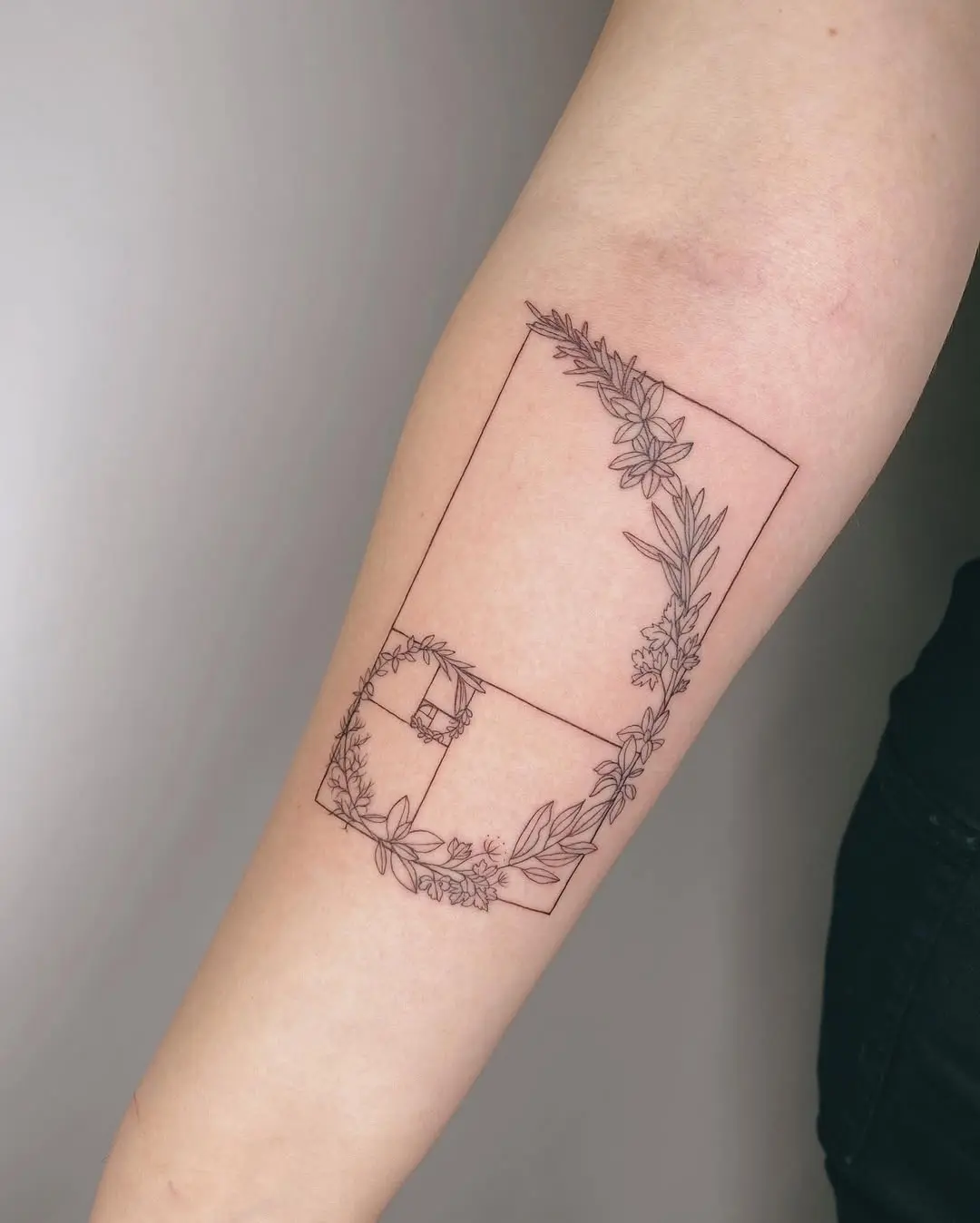 Elegant Fibonacci Spiral with Floral Accents