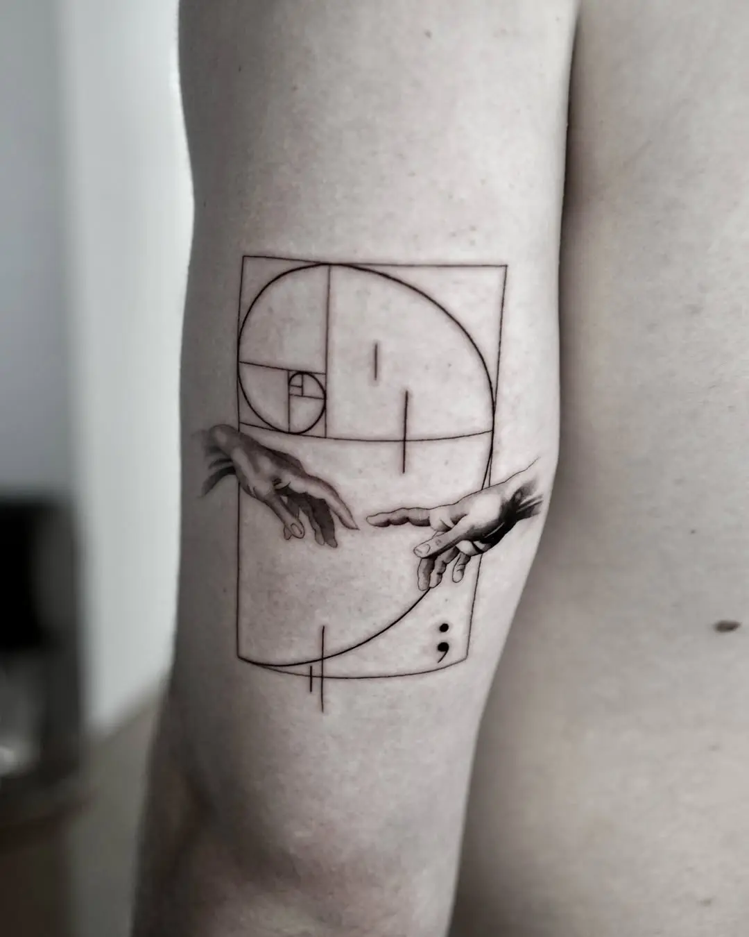 Intersecting hands within Fibonacci patterns
