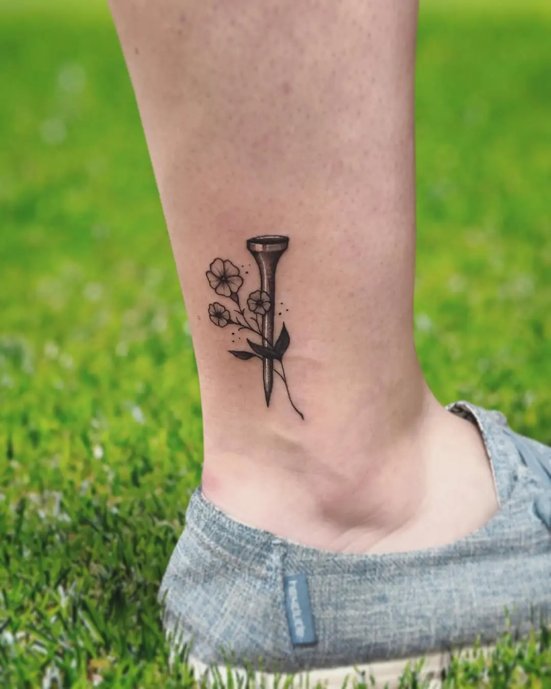 Elegant golf tee adorned with floral elements
