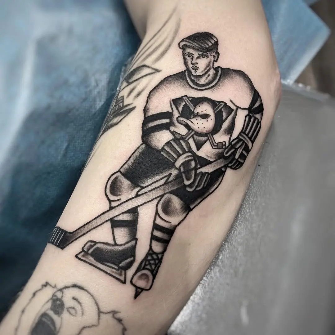 Classic hockey tattoo showcases a legendary player