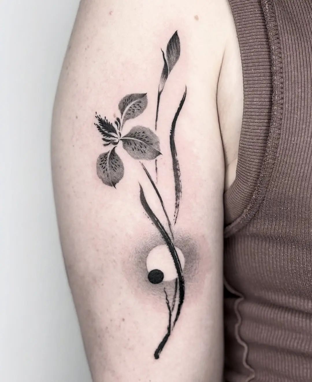 Elegant iris tattoo with minimalist flair