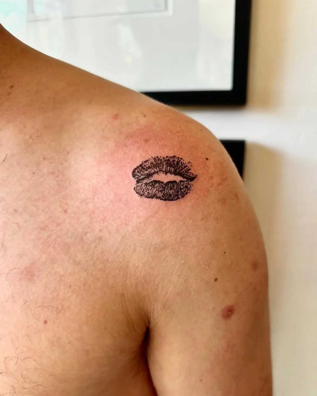 Stylish Kiss Mark Tattoo on Shoulder