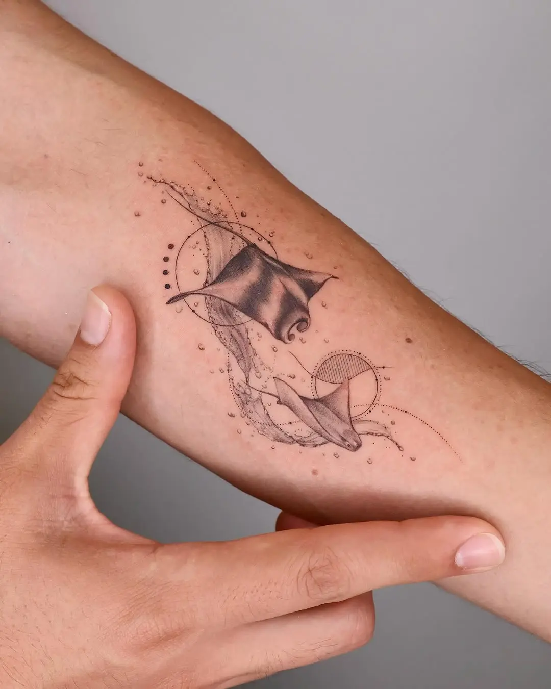 Elegant Manta Ray Tattoo with Fluid Lines