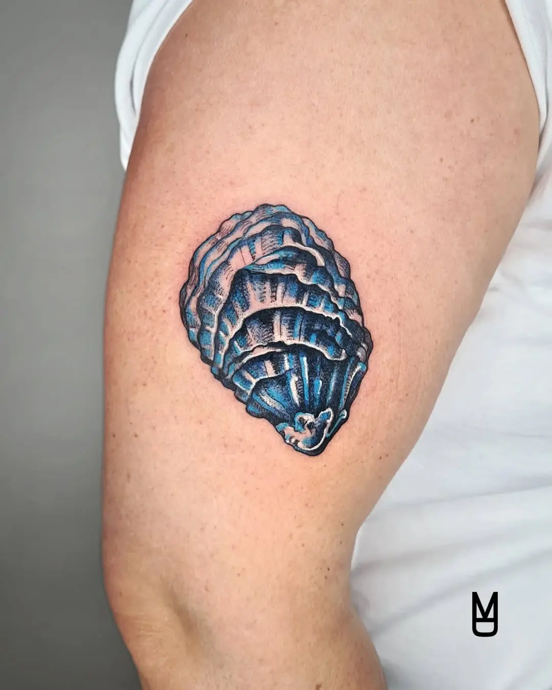 Stunning oyster tattoo with artistic blue details