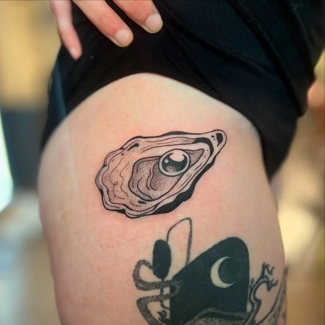 Stylish oyster tattoo on thigh
