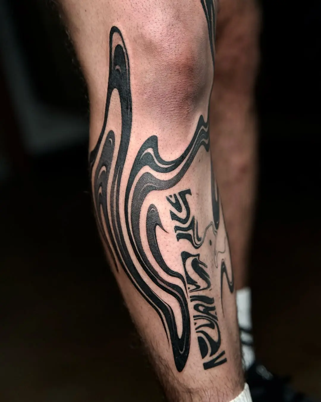 Dynamic abstract lines adorn the shin beautifully.