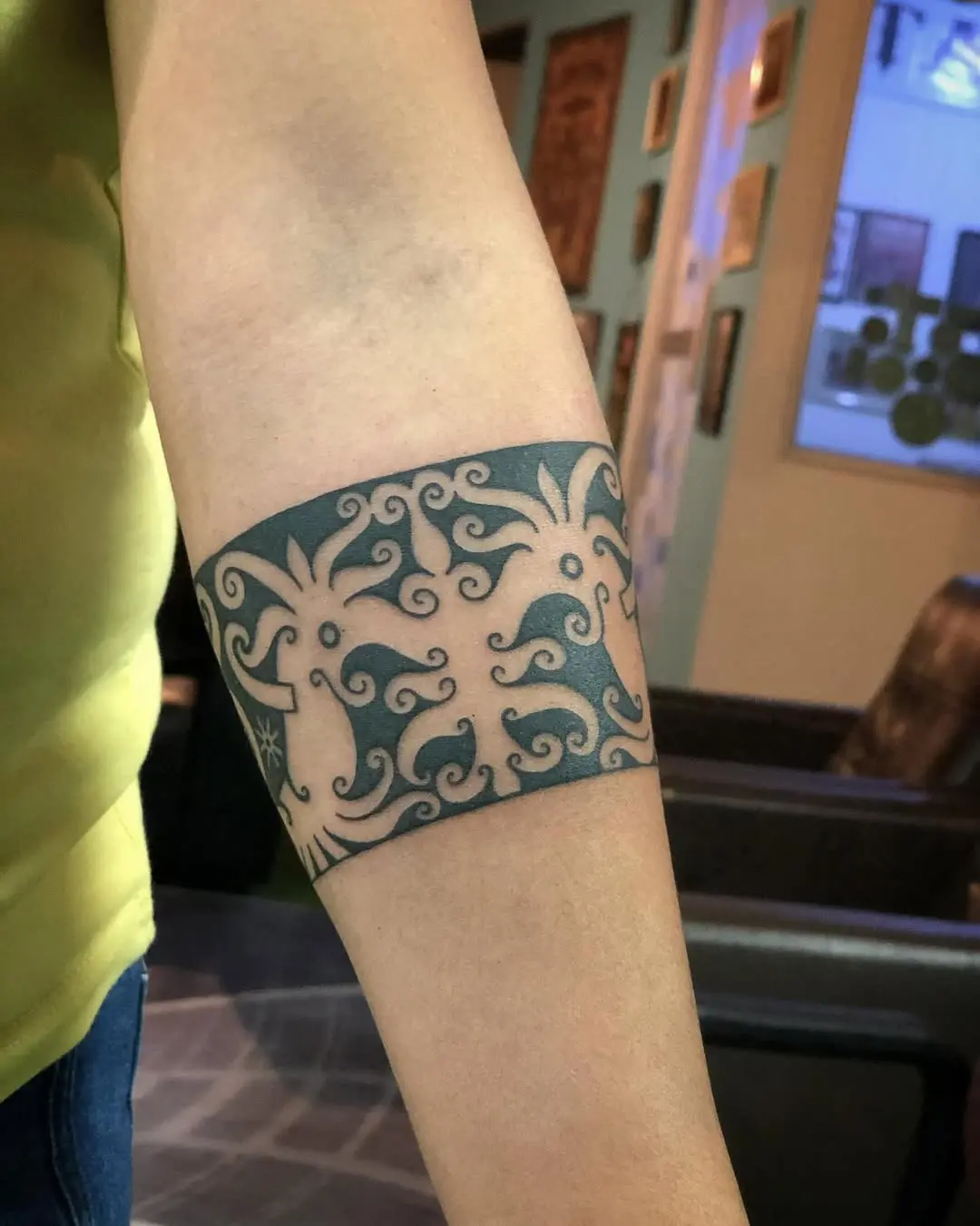 Intricate armband tattoo with flowing patterns