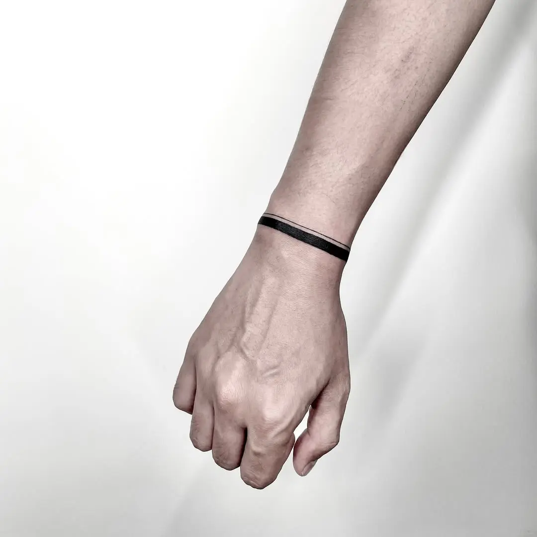 Minimalist armband tattoo with sleek design