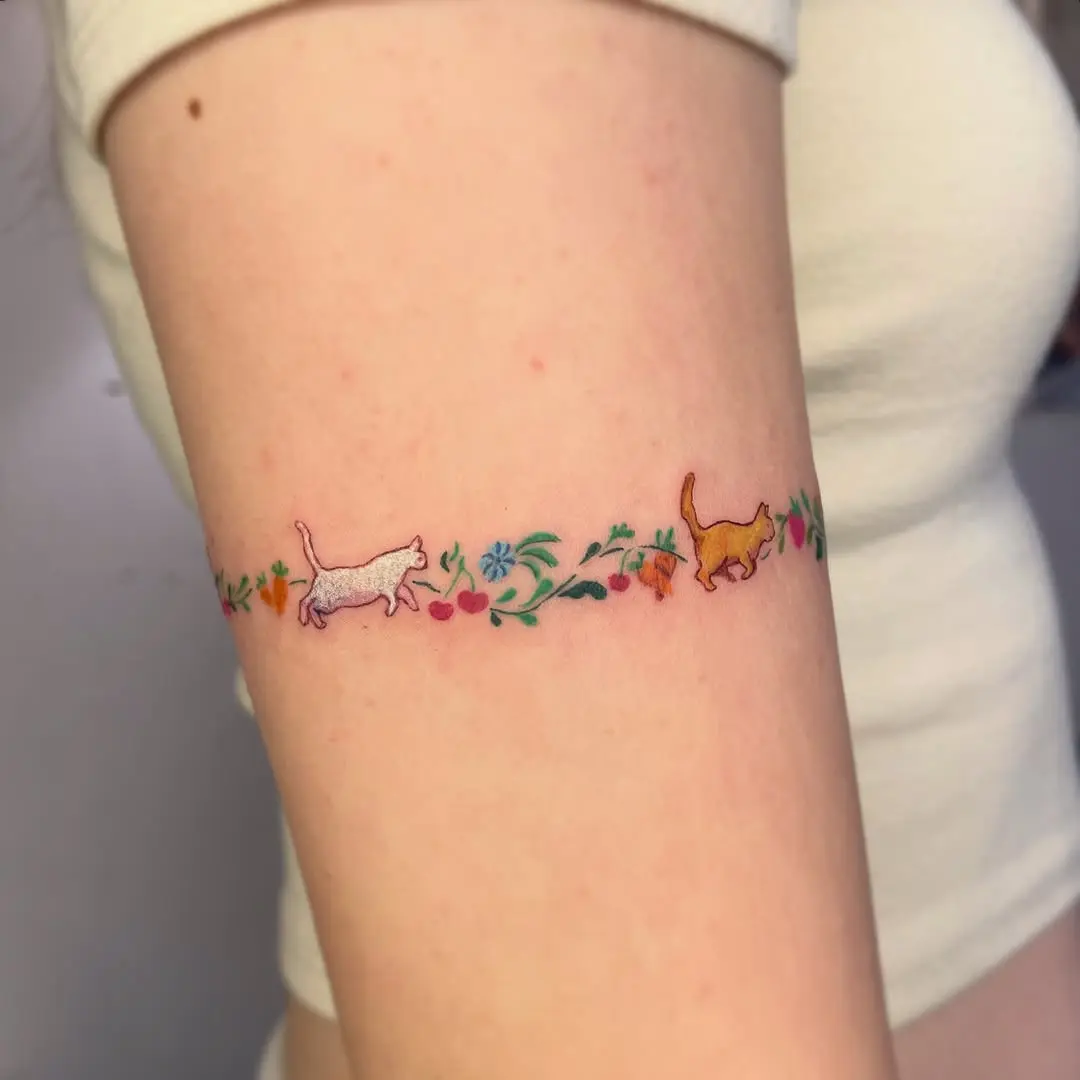 Charming armband cats with floral accents