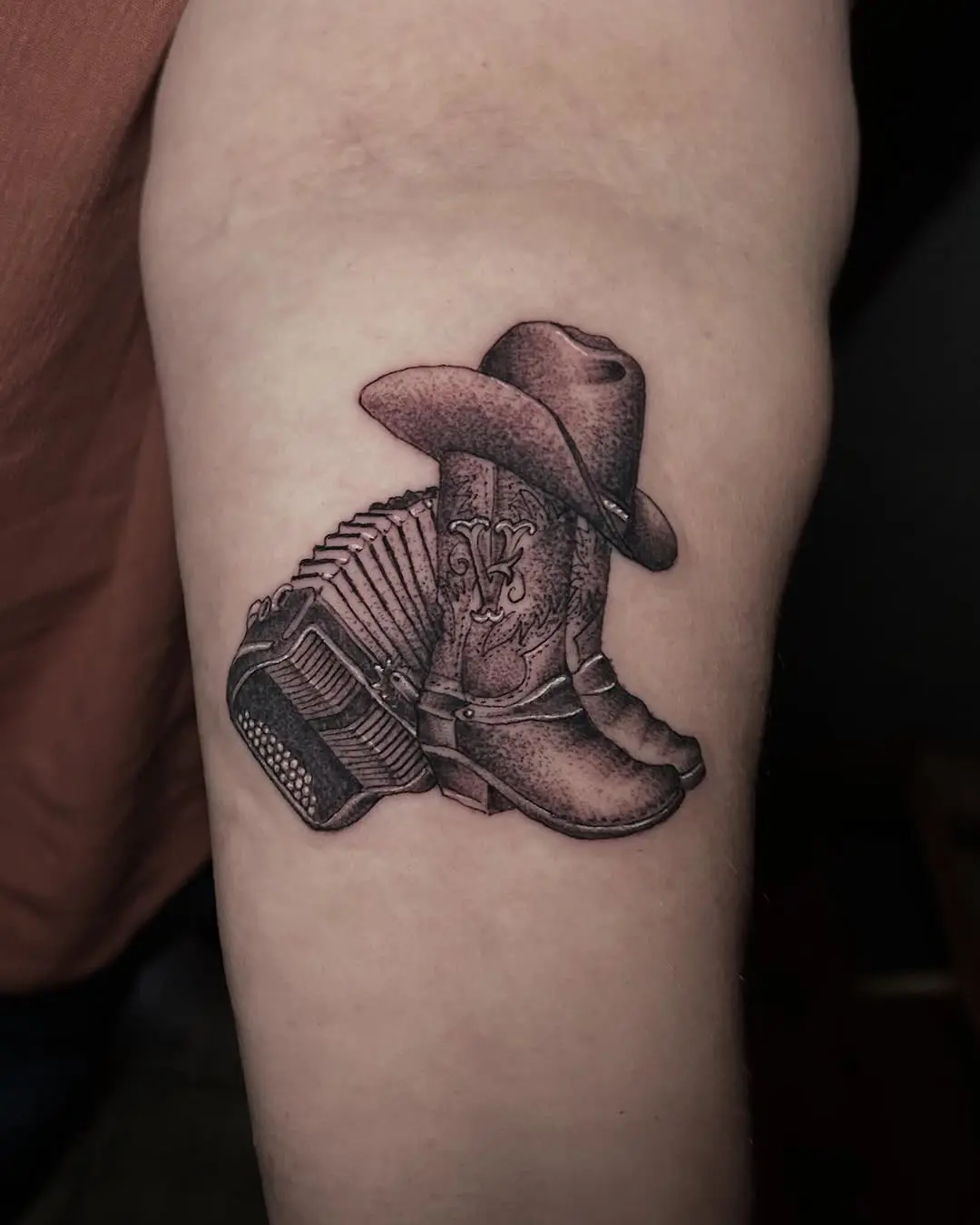 Stylish tribute to cowboy culture in ink
