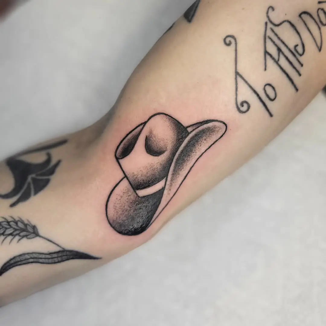 Stylish cowboy hat tattoo with vintage vibes