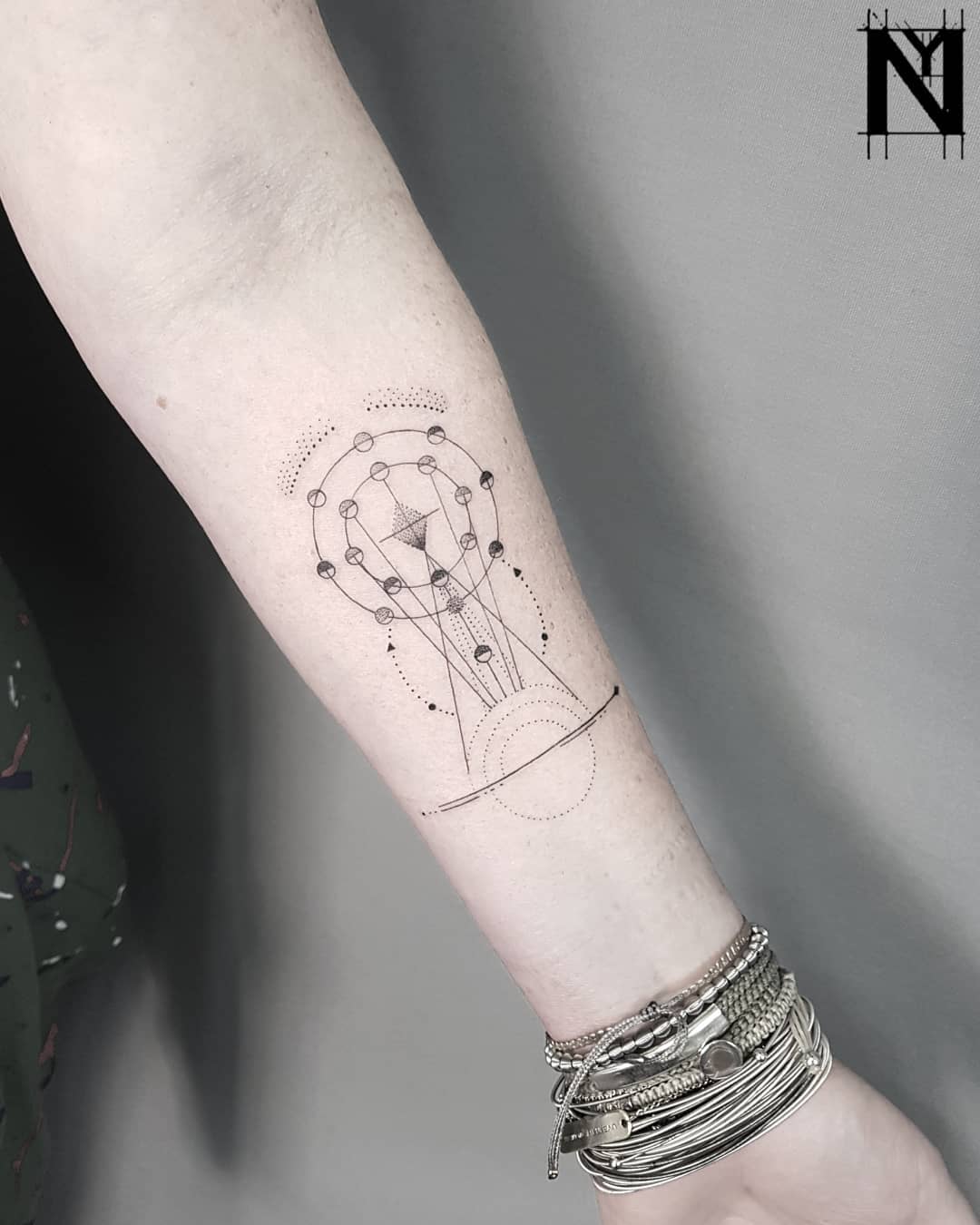 Minimalist Ferris Wheel Tattoo with Geometric Touch