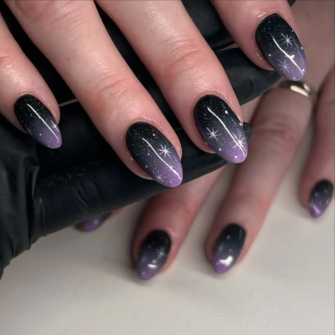 Mesmerizing galaxy nails with a dreamy touch
