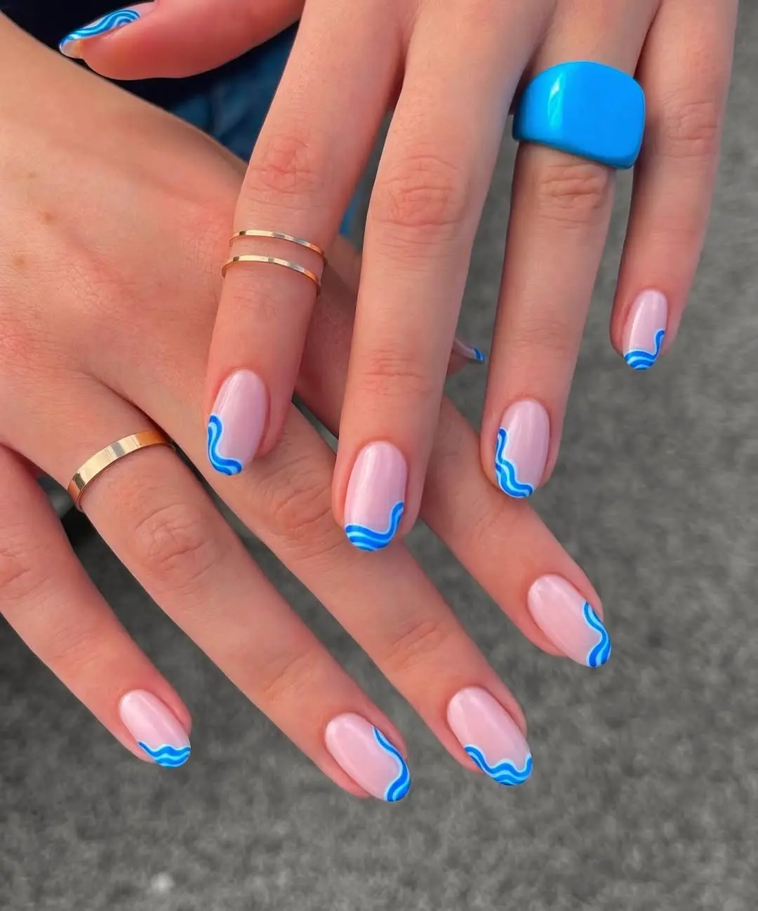 Chic and Trendy Short Nails with Waves
