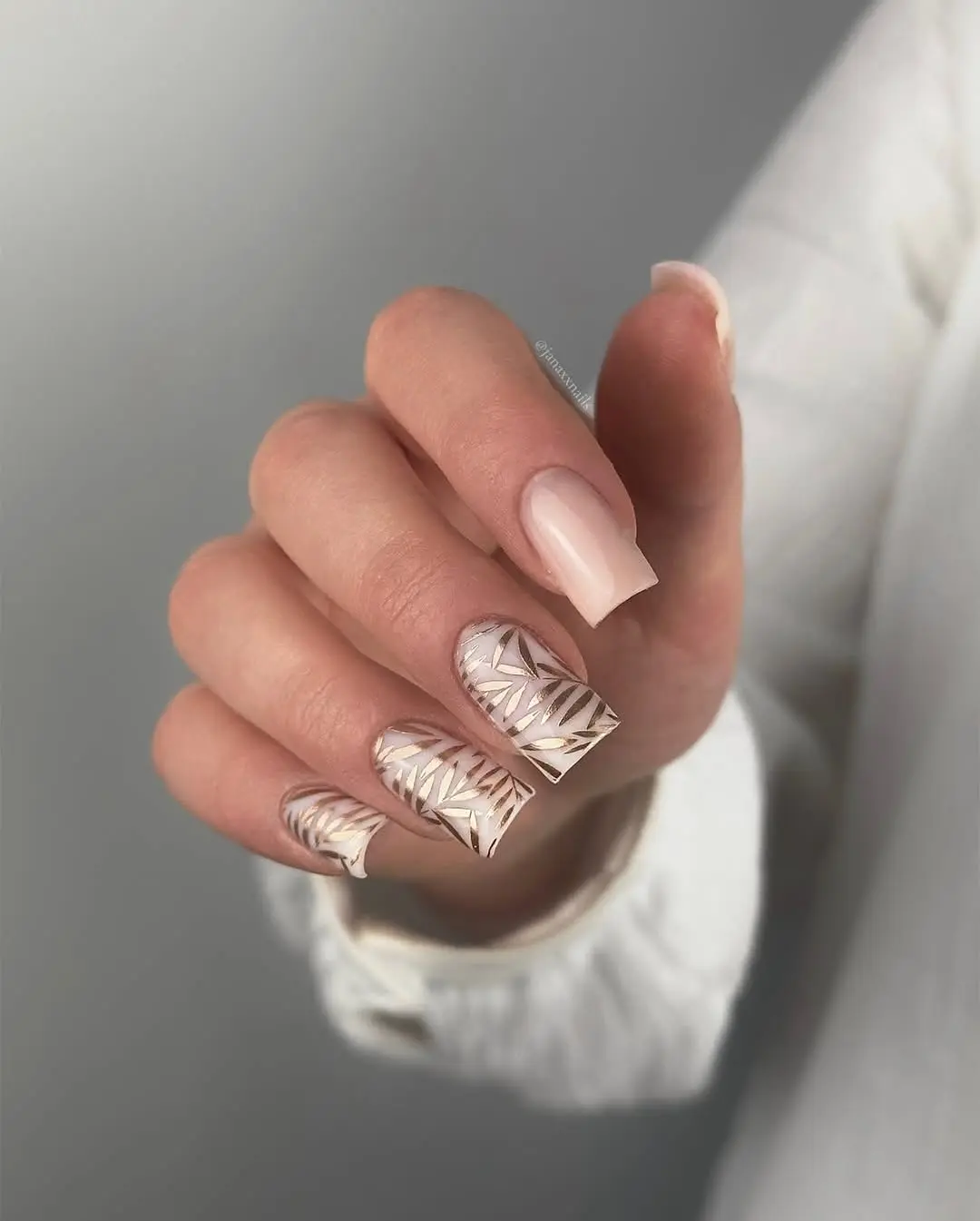 Elegant short nails with trendy pastel designs