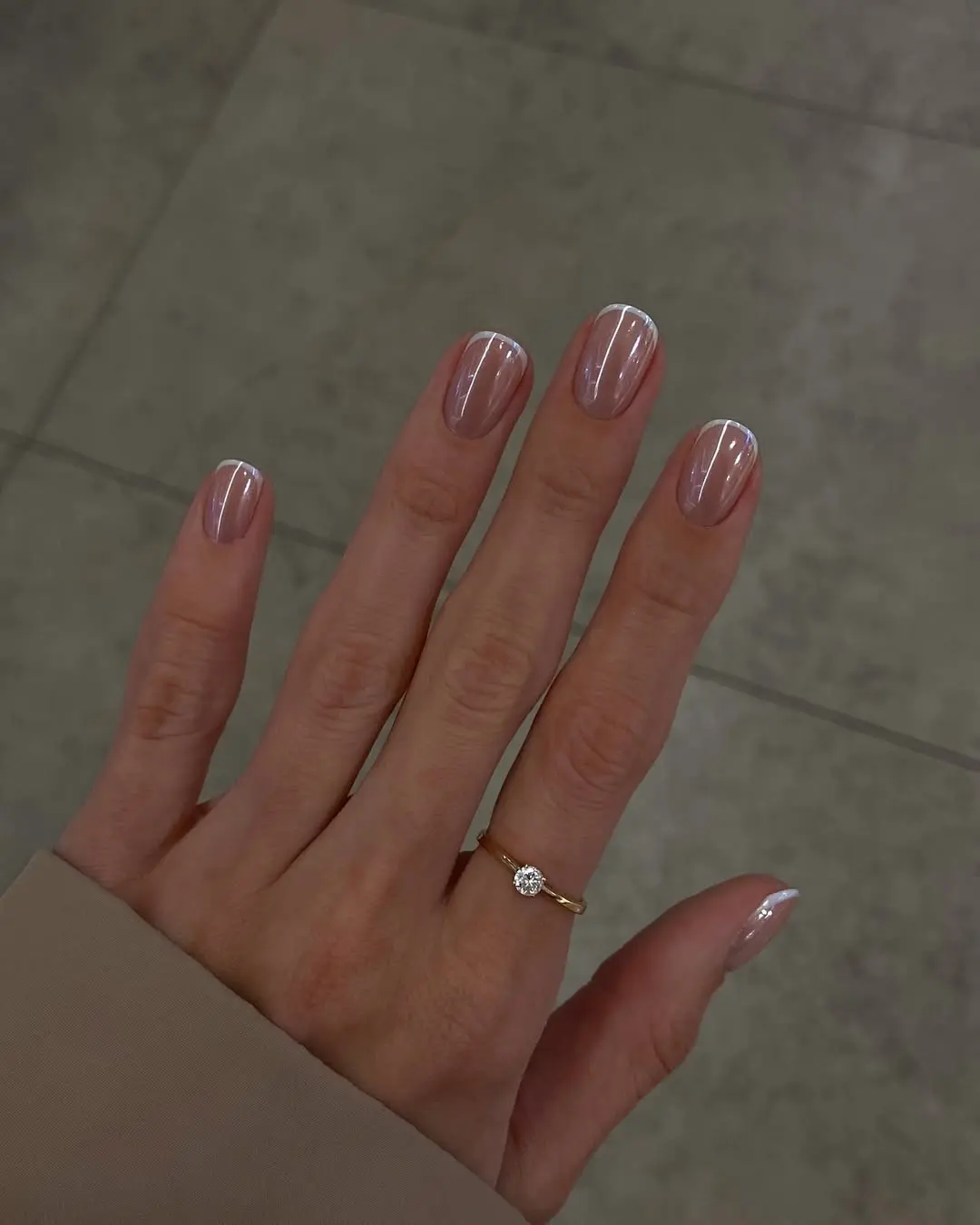 Chic and minimalist short nails display