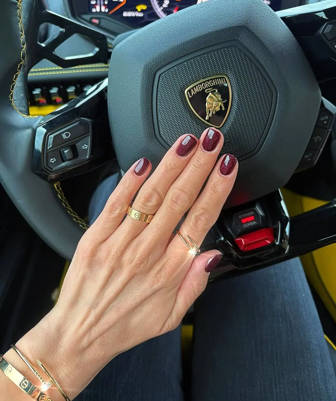 Stylish short nails with a luxury touch