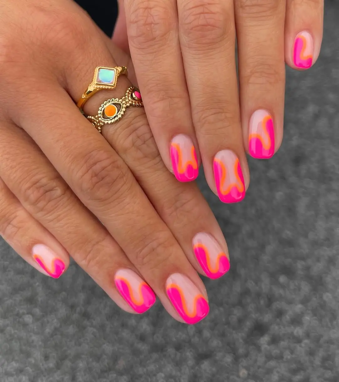 Vibrant short nails with a wave design