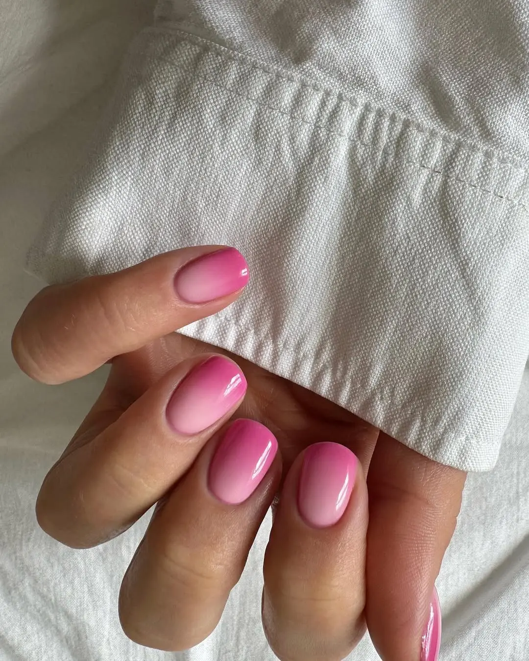 Chic pink ombre on short nails