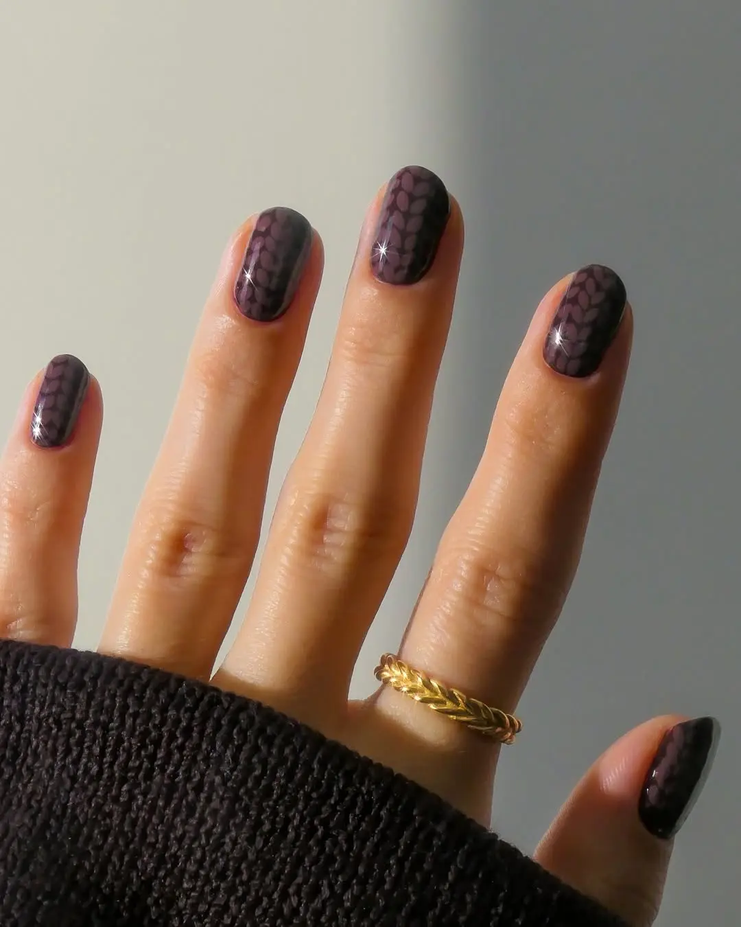 Stylish short nails with textured design