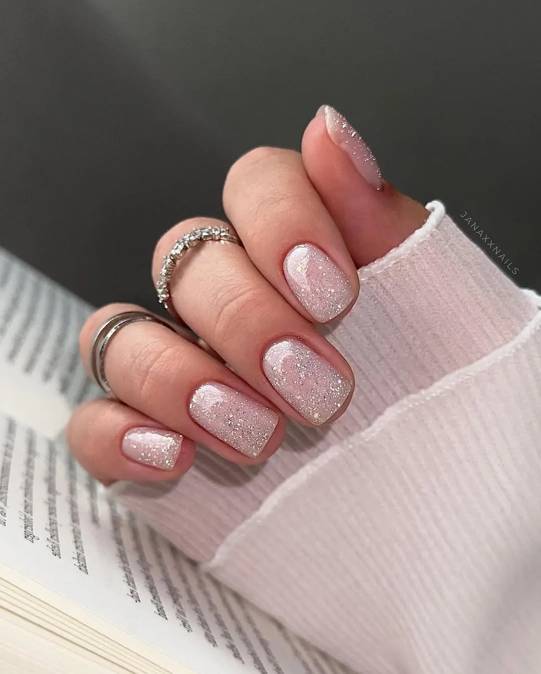 Chic short nails with sparkling glam and elegance