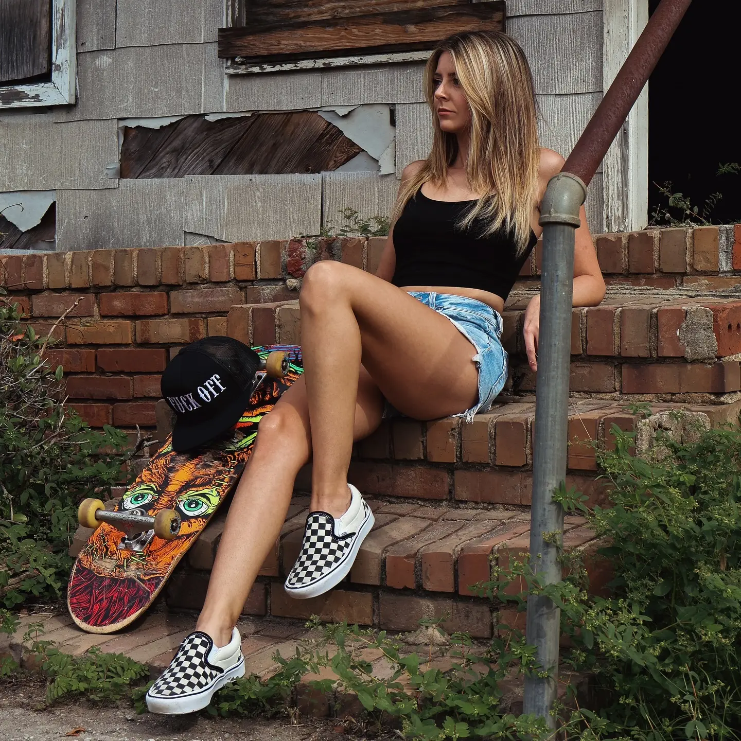 Chic skateboarder style with casual summer vibes