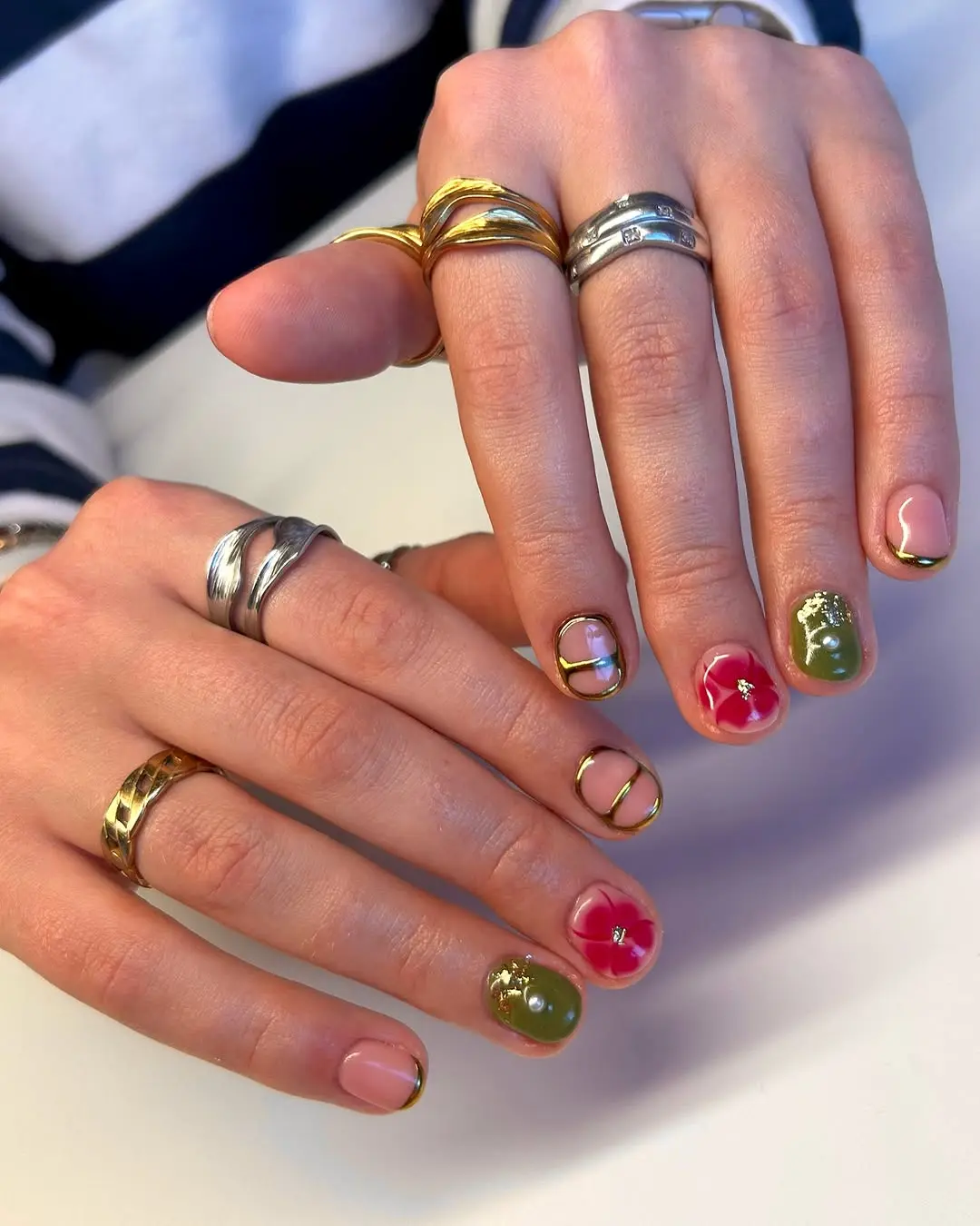 Chic short nails with floral patterns