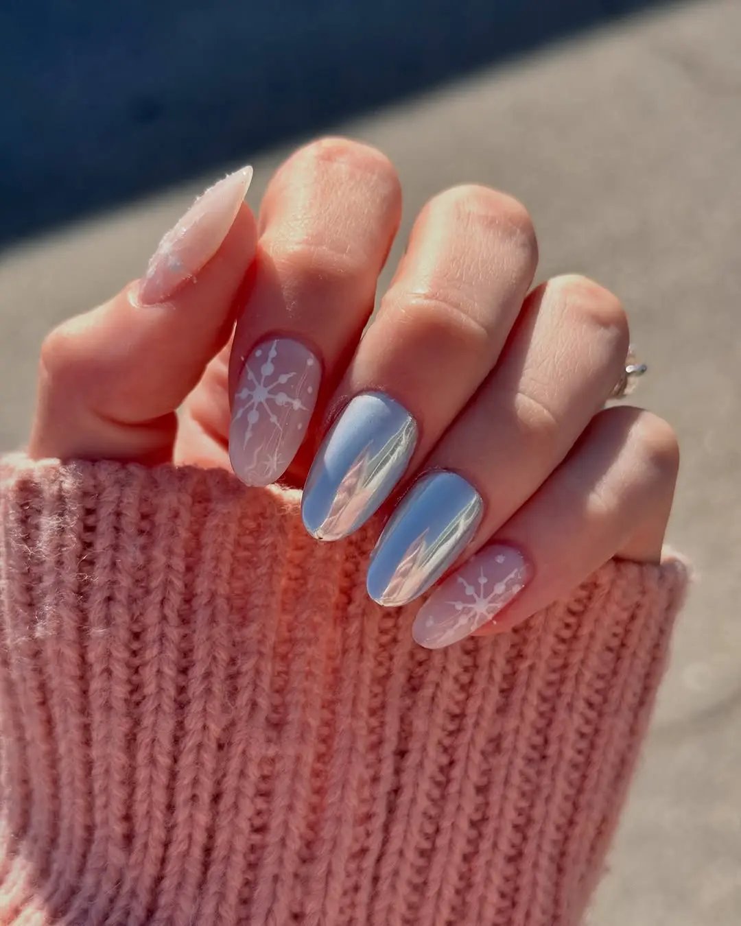 Chic winter nails with frosty accents
