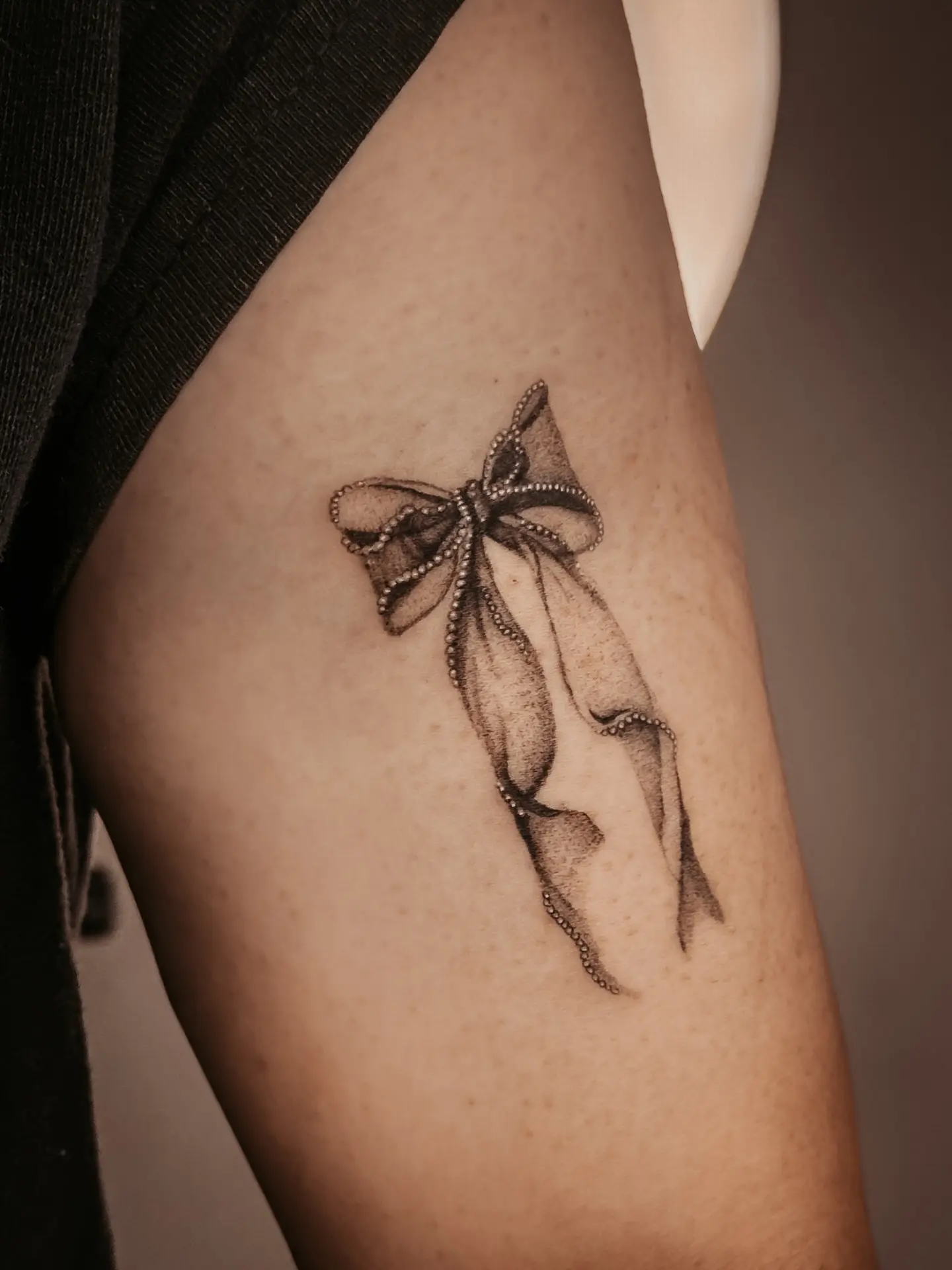 Elegant bow tattoo with a delicate touch