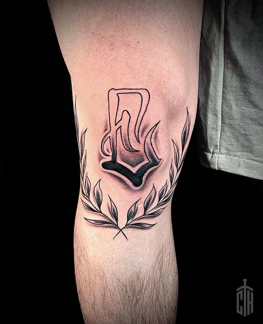 Stylish laurel wreath knee tattoo for elegance