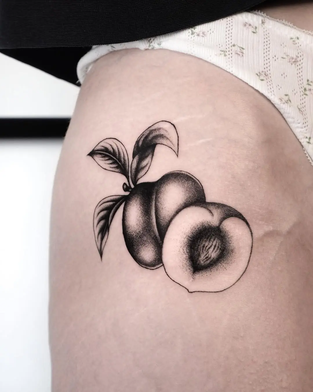 Elegant black and gray peach tattoo design