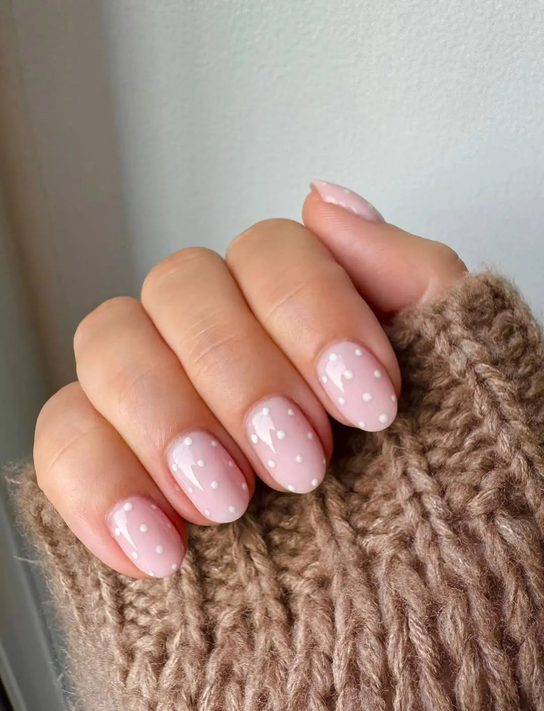 Trendy pink polka dot nails for a cozy look